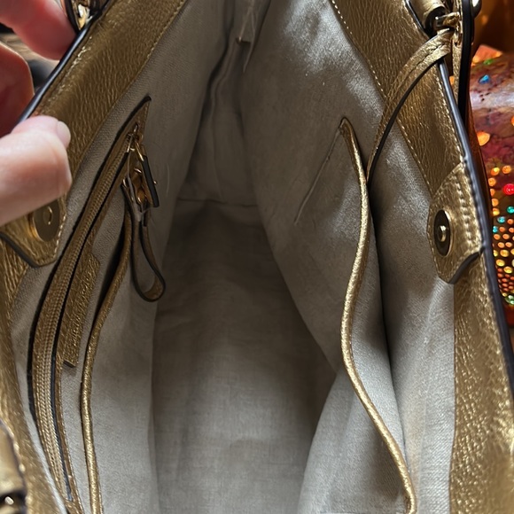 Michael Kors Tote BEAUTIFUL The quality is impeccable. Never carried. BNWOT - Picture 4 of 6